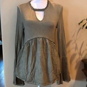 Long sleeve green tot with key hole neck